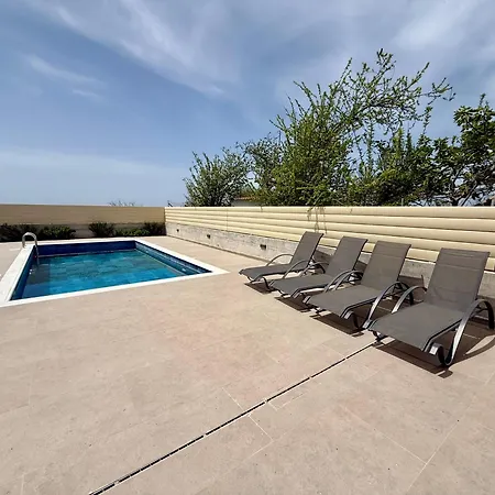 Authentic 5 Bedroom Stone With Pool In Villa Kathikas