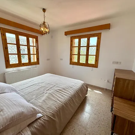 Villa Authentic 5 Bedroom Stone With Pool In Kathikas